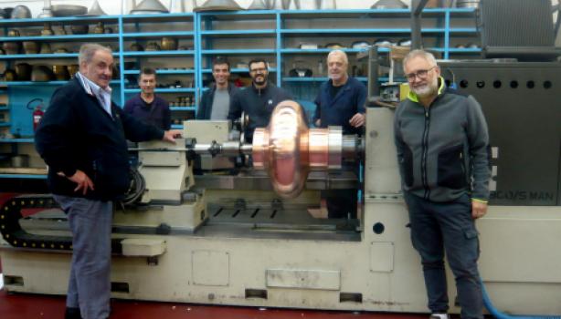 Seamless accelerating cavities